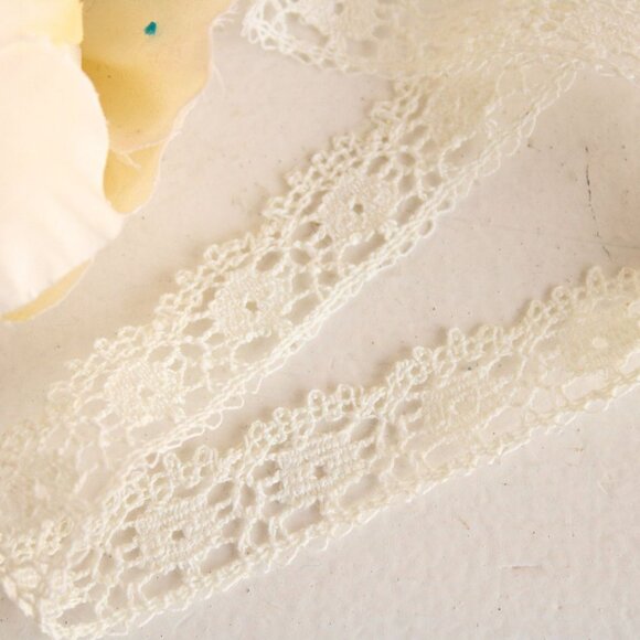 Vintage Lace Trim, Ivory Crochet, .75" Two Yards - Picture 8 of 10